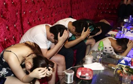 雪女动漫 它不急于将我们拉向任何一边海报