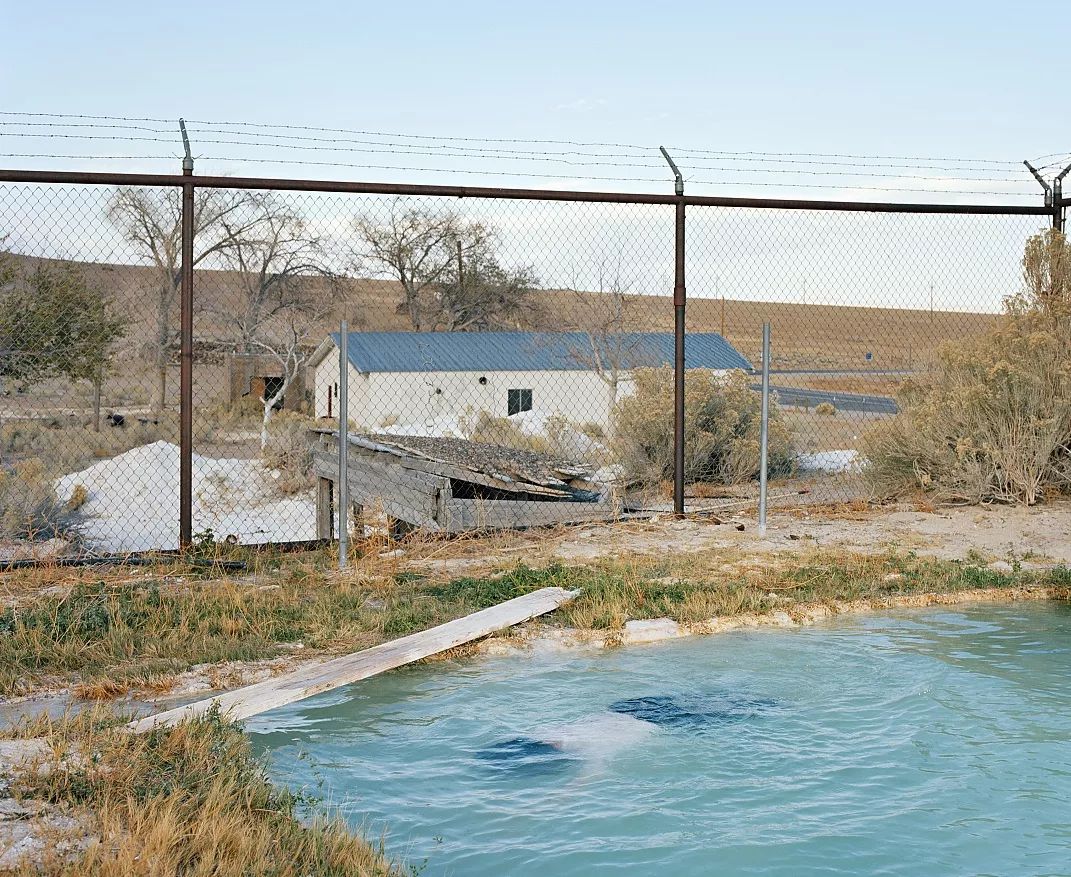 放逐的灵魂网黄 眼角有深刻的魂网黄纹路海报